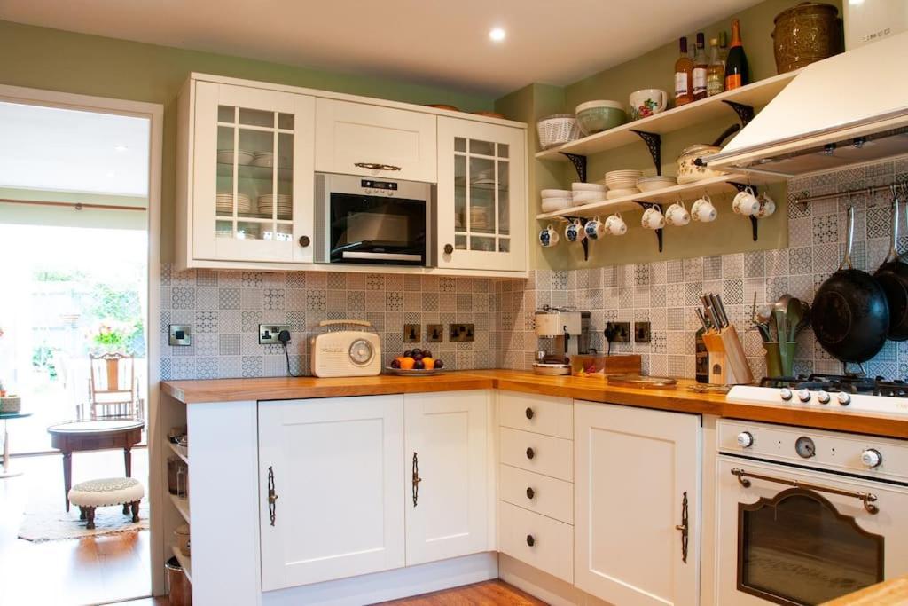 2 Bedroom House In Chichester Near Goodwood And Wittering Beaches Bagian luar foto